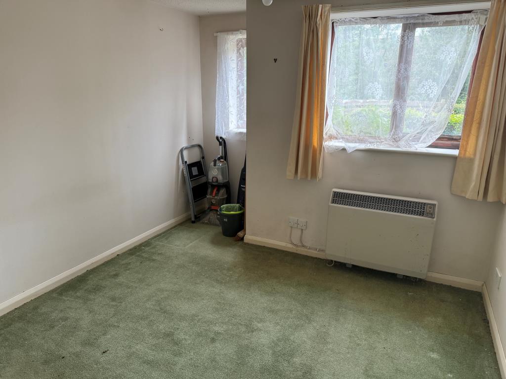 Lot: 120 - GROUND FLOOR FLAT WITH PARKING IN NEED OF UPDATING - Bedroom at rear showing rear aspect and windows